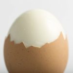 ゆで卵を「10秒でツルン」とむく裏技